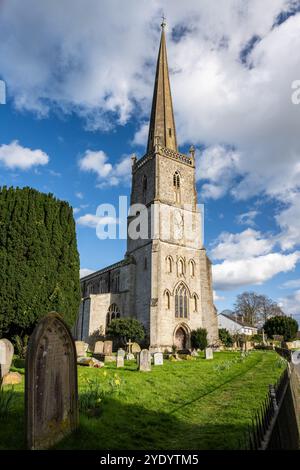 Le soleil brille sur la tour et la flèche de l'église St John the Evangelist à Slimbridge, Gloucestershire. Banque D'Images