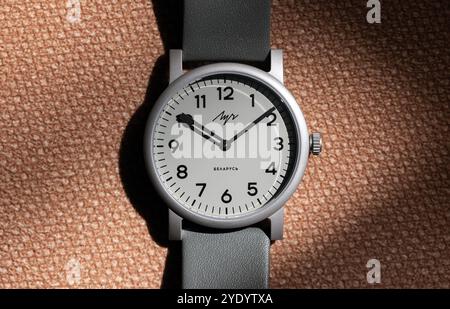 Minsk, Biélorussie - 16 juillet 2024 : Luch Watch simple 2 71951924, une montre-bracelet mécanique automatique dans un boîtier en acier inoxydable mat avec cadran gris a d'horloge Banque D'Images