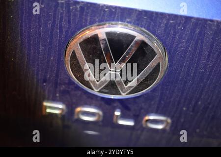 VW in der Krise. Ein Volkswagen logo auf einem verdrecktem VW Polo. Volkswagen AM 28.10.2024 à Siegen/Deutschland. *** VW in Crisis Un logo Volkswagen sur une VW Polo Volkswagen sale le 28 10 2024 à Siegen Allemagne Banque D'Images