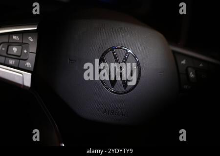 VW in der Krise. Ein Volkswagen logo auf dem Lenkrad eines VW Polo. Volkswagen AM 28.10.2024 à Siegen/Deutschland. *** VW in Crisis Un logo Volkswagen sur le volant d'une VW Polo Volkswagen sur 28 10 2024 à Siegen Allemagne Banque D'Images