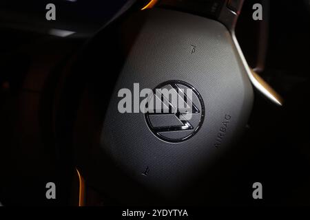 VW in der Krise. Ein Volkswagen logo auf dem Lenkrad eines VW Polo. Volkswagen AM 28.10.2024 à Siegen/Deutschland. *** VW in Crisis Un logo Volkswagen sur le volant d'une VW Polo Volkswagen sur 28 10 2024 à Siegen Allemagne Banque D'Images