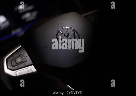 VW in der Krise. Ein Volkswagen logo auf dem Lenkrad eines VW Polo. Volkswagen AM 28.10.2024 à Siegen/Deutschland. *** VW in Crisis Un logo Volkswagen sur le volant d'une VW Polo Volkswagen sur 28 10 2024 à Siegen Allemagne Banque D'Images