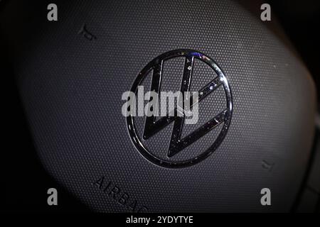 VW in der Krise. Ein Volkswagen logo auf dem Lenkrad eines VW Polo. Volkswagen AM 28.10.2024 à Siegen/Deutschland. *** VW in Crisis Un logo Volkswagen sur le volant d'une VW Polo Volkswagen sur 28 10 2024 à Siegen Allemagne Banque D'Images