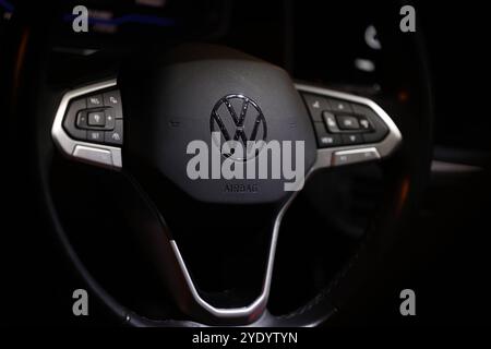 VW in der Krise. Ein Volkswagen logo auf dem Lenkrad eines VW Polo. Volkswagen AM 28.10.2024 à Siegen/Deutschland. *** VW in Crisis Un logo Volkswagen sur le volant d'une VW Polo Volkswagen sur 28 10 2024 à Siegen Allemagne Banque D'Images