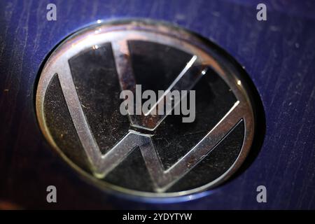 VW in der Krise. Ein Volkswagen logo auf einem verdrecktem VW Polo. Volkswagen AM 28.10.2024 à Siegen/Deutschland. *** VW in Crisis Un logo Volkswagen sur une VW Polo Volkswagen sale le 28 10 2024 à Siegen Allemagne Banque D'Images