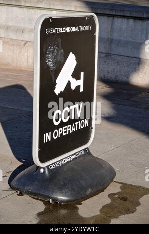 Un panneau avertissant que la vidéosurveillance est en service, Trafalgar Square, Londres. Banque D'Images