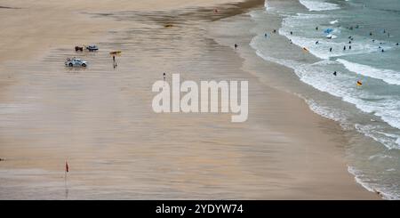 Un sauveteur observe les surfeurs sur Porthmeor Beach, sur la côte atlantique de Cornouailles, en Angleterre. Banque D'Images