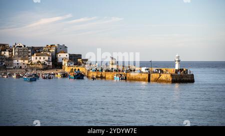 Les bateaux de pêche sont amarrés dans le port de St Ives en Cornouailles, en Angleterre. Banque D'Images