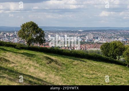 Le paysage urbain de Bristol est aménagé sous les pentes de la colline Maes Knoll dans le Somerset. Banque D'Images