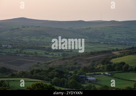 Le matin, la lumière brille sur la vallée de Tavy et les occidentaux de Dartmoor dans le Devon occidental. Banque D'Images