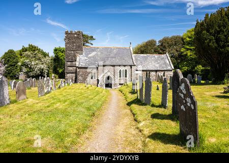 Le soleil brille sur l'église paroissiale traditionnelle de St Martin dans le village de Martinhoe, North Devon. Banque D'Images