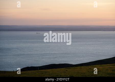 Le soleil se lève sur le canal de Bristol et les collines du sud du pays de Galles vu de Bossington Hill à Exmoor. Banque D'Images