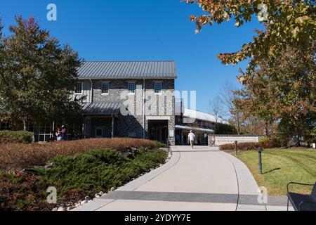 Gettysburg, Pennsylvanie, États-Unis – 19 octobre 2024 : le musée et le centre d'accueil du parc militaire national de Gettysburg exposent des objets, notamment des canons et des armes à feu Banque D'Images