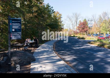 Gettysburg, Pennsylvanie, États-Unis – 19 octobre 2024 : la passerelle entre le parking et le musée du parc militaire national de Gettysburg et le centre des visiteurs. Banque D'Images