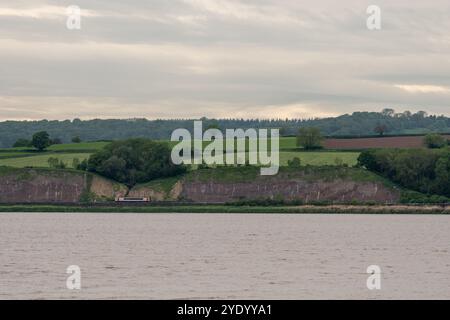 Un train de voyageurs transport for Wales longe l'estuaire de la Severn sur la ligne Gloucester-Newport à Purton près de Lydney dans le Gloucesters Banque D'Images