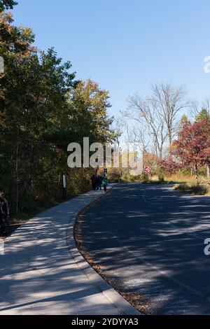 Gettysburg, Pennsylvanie, États-Unis – 19 octobre 2024 : la passerelle entre le parking et le musée du parc militaire national de Gettysburg et le centre des visiteurs. Banque D'Images