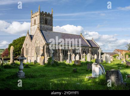 Le soleil brille sur l'église paroissiale traditionnelle et le cimetière de la Bienheureuse Vierge Marie à Stanton Drew, Somerset. Banque D'Images