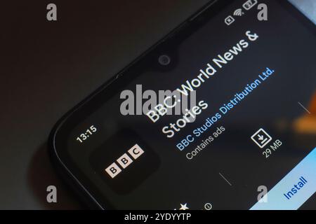 28 octobre 2024, Brésil. Dans cette illustration photo, le logo BBC App est affiché sur l'écran d'un smartphone Banque D'Images