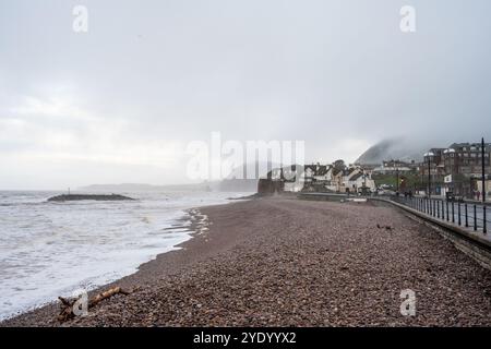 Le mauvais temps souffle sur le front de mer de Sidmouth sur la côte jurassique de Devon. Banque D'Images