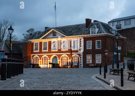 Le Custom House historique d'Exeter est éclairé la nuit sur le quai. Banque D'Images