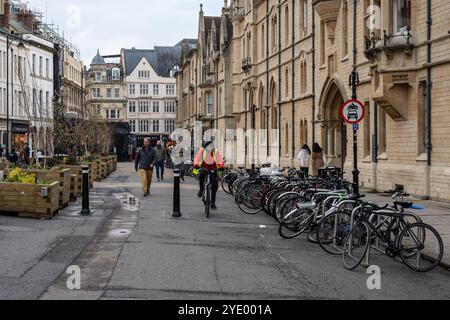 Les cyclistes et les piétons parcourent Broad Street lors d'un essai de piétonisation dans le centre d'Oxford. Banque D'Images