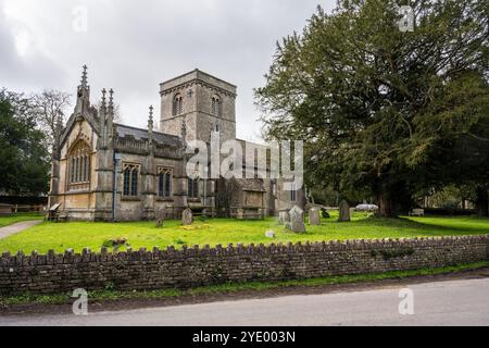 L'église paroissiale traditionnelle de St Giles à Stanton St Quintin, Wiltshire. Banque D'Images