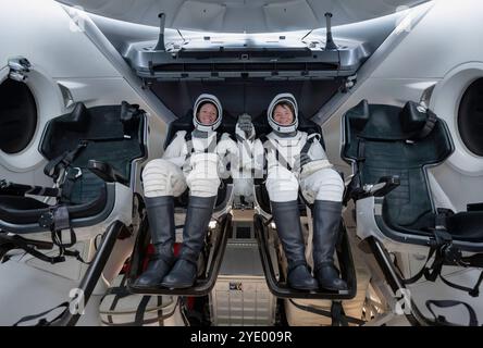 HAWTHORNE, CALIFORNIE, États-Unis - 26 septembre 2024 - les astronautes de la NASA (de gauche à droite) Nichole Ayers et Anne McClain, pilote de la mission SpaceX Crew-10 de la NASA et c Banque D'Images