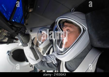 HAWTHORNE, CALIFORNIE, États-Unis - 26 septembre 2024 - Anne McClain, astronaute de la NASA et commandant de la mission SpaceX Crew-10 de la NASA, s'entraîne lors d'une simulation Banque D'Images