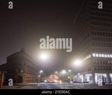 Les immeubles de bureaux sont entourés de brouillard par une nuit d'hiver sur Victoria Street dans le centre-ville de Bristol. Banque D'Images