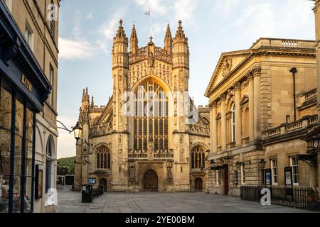 Les styles architecturaux gothiques et classiques s'affrontent dans l'Abbey Church Yard de Georgian Bath à Somerset, en Angleterre. Banque D'Images