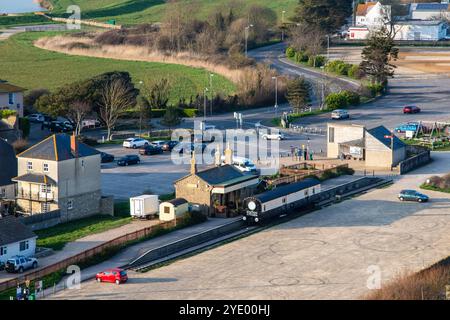 Une vieille voiture de chemin de fer se trouve au quai de West Bay Station sur la branche désaffectée de Bridport. Banque D'Images