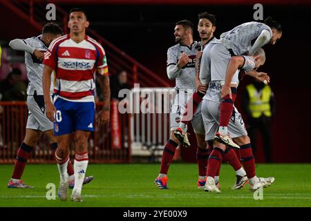 Grenade, Espagne. 27 octobre 2024. Les joueurs de Levante UD célèbrent la victoire lors du match de Liga entre Granada CF - Levante UD au Nuevo Los Cármenes Stadium le 27 octobre 2024 à Grenade, Espagne. (Photo de José M Baldomero/Pacific Press/Sipa USA) crédit : Sipa USA/Alamy Live News Banque D'Images