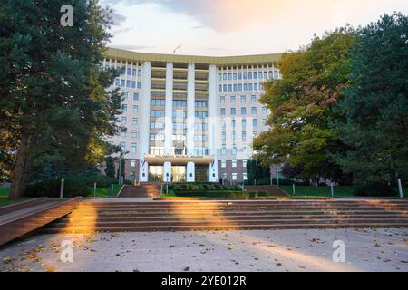 Chisinau, Moldavie. 24 octobre 2024. Vue du bâtiment abritant le Parlement de la République de Moldavie dans le centre-ville Banque D'Images