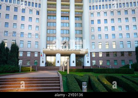 Chisinau, Moldavie. 24 octobre 2024. Vue du bâtiment abritant le Parlement de la République de Moldavie dans le centre-ville Banque D'Images