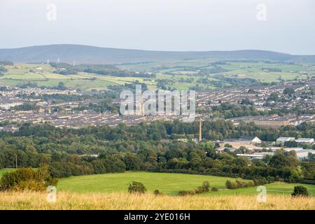 La ville de Nelson est située dans la Calne Valley du Lancashire, sous les collines des Pennines d'Angleterre. Banque D'Images