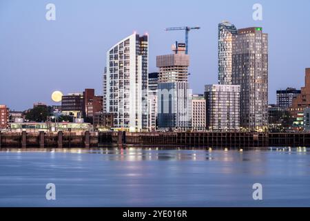 La lune se lève derrière les immeubles d'appartements de la tour de Liverpool Waters docklands. Banque D'Images