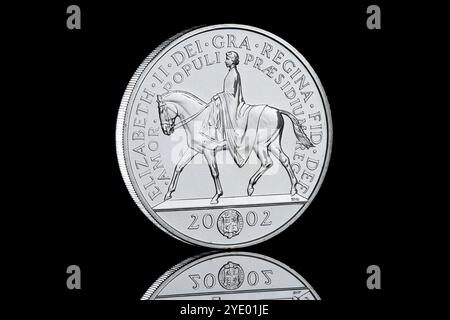 Pièce de 2002 £ 5 montrant la reine Elizabeth II à cheval. Il a été publié pour commémorer le Jubilé d'or des Queens Banque D'Images