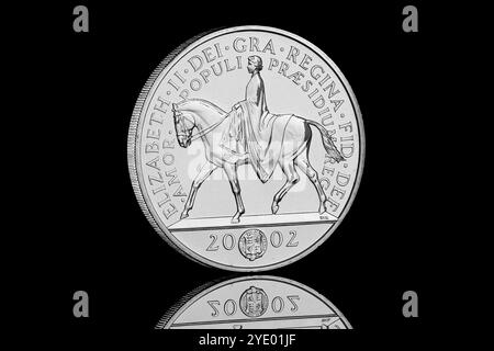 Pièce de 2002 £ 5 montrant la reine Elizabeth II à cheval. Il a été publié pour commémorer le Jubilé d'or des Queens Banque D'Images