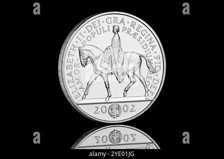 Pièce de 2002 £ 5 montrant la reine Elizabeth II à cheval. Il a été publié pour commémorer le Jubilé d'or des Queens Banque D'Images