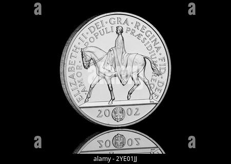 Pièce de 2002 £ 5 montrant la reine Elizabeth II à cheval. Il a été publié pour commémorer le Jubilé d'or des Queens Banque D'Images