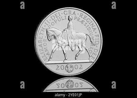 Pièce de 2002 £ 5 montrant la reine Elizabeth II à cheval. Il a été publié pour commémorer le Jubilé d'or des Queens Banque D'Images