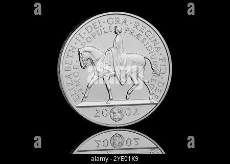 Pièce de 2002 £ 5 montrant la reine Elizabeth II à cheval. Il a été publié pour commémorer le Jubilé d'or des Queens Banque D'Images