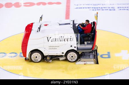 Zurich, Suisse, 13 septembre 2024 : une machine de nettoyage de glace roule sur la glace de la Swiss Life Arena à Zurich, préparant la glace pour le prochain CH Banque D'Images