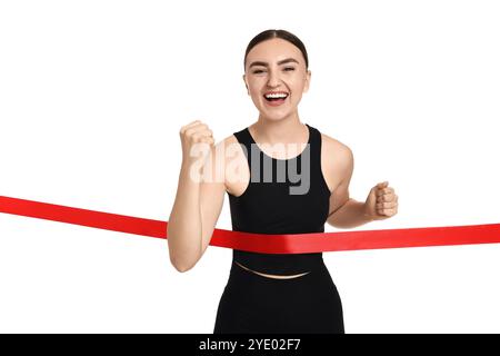 Belle femme en sportswear traversant la ligne d'arrivée rouge sur fond blanc Banque D'Images