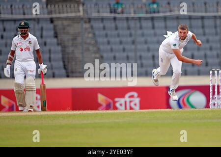 Wiaan Mulder Bowl pendant le Bangladesh et l'Afrique du Sud 1er jour de test quatre au stade national de cricket Sher-e-Bangla à Mirpur, Dhaka, Bangladesh, oct Banque D'Images