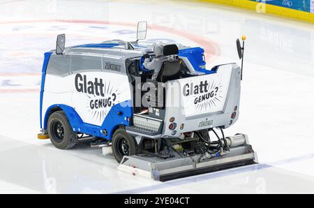 Kloten, Suisse, 5 octobre 2024 : une machine de nettoyage de glace, avec la publicité du centre commercial Glatt, conduit sur la patinoire des Suisses Are Banque D'Images