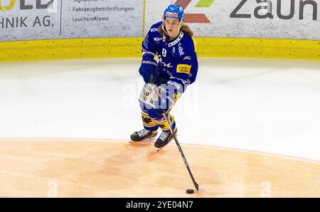 Kloten, Suisse, 9 octobre 2024 : #8 Sami Niku, défenseur EHC Kloten avec la rondelle. (Photo Andreas Haas/dieBildmanufaktur) Banque D'Images