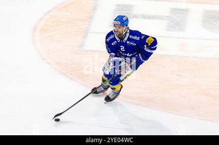 Kloten, Suisse, 9 octobre 2024 : #2 Thomas Gregoire, défenseur EHC Kloten avec la rondelle. (Photo Andreas Haas/dieBildmanufaktur) Banque D'Images