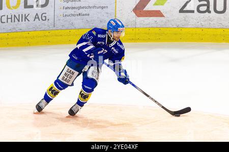 Kloten, Suisse, 9 octobre 2024 : #27 Deniss Smirnovs, attaquant EHC Kloten avec le palet. (Photo Andreas Haas/dieBildmanufaktur) Banque D'Images