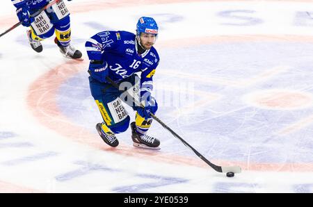 Kloten, Suisse, 5 octobre 2024 : #16 Bernd Wolf, défenseur EHC Kloten avec la rondelle. (Photo Andreas Haas/dieBildmanufaktur) Banque D'Images